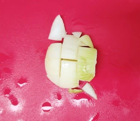 양파 반 개를 깍둑썰기하고, 대파 한 줌을 어슷썰기하며, 마늘 6쪽을 편썰기하여 준비합니다.