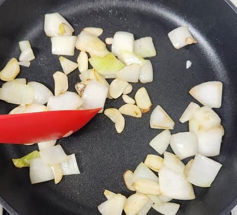 팬에 식용유를 약간 두르고, 양파와 마늘을 센 불에서 살짝 볶아줍니다.