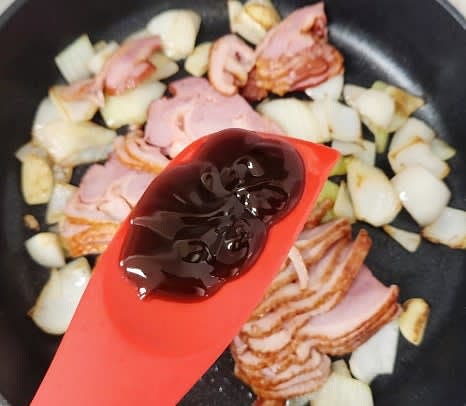 훈제오리 200g과 굴소스 1.5 큰술을 팬에 넣고, 양파와 마늘이 익을 때까지 볶아줍니다.