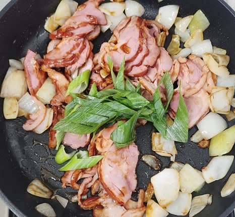 대파를 추가하고 살짝 더 볶은 후, 불을 끄고 후춧가루를 약간 뿌려 섞어줍니다.