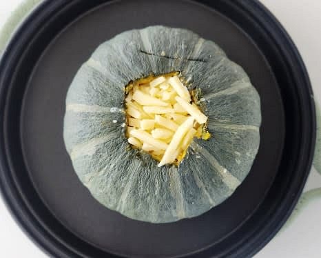 단호박 속에 볶은 훈제오리를 채우고, 그 위에 피자치즈 3~4 큰술을 올립니다.