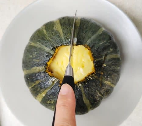 완성된 단호박을 꺼내어 8등분으로 칼집을 내고 펼쳐서 서빙합니다.