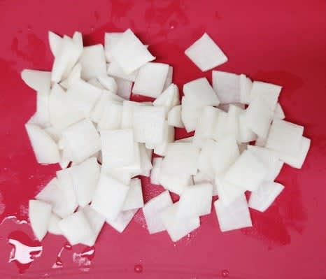 작은 무 1/4개를 무국에 들어가는 크기로 썰어 준비합니다.