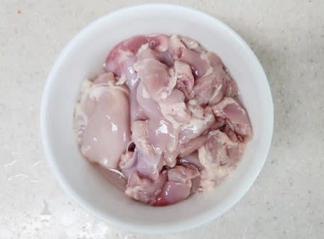 닭다리살 1kg의 껍질을 제거하고 깨끗이 씻어 준비합니다.