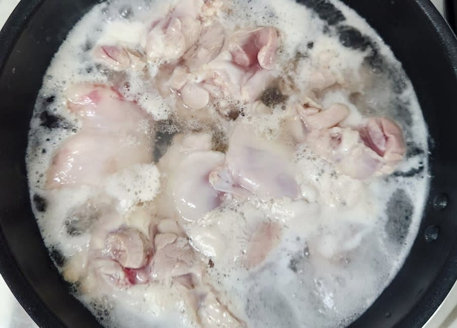냄비에 닭다리살을 넣고 물을 가득 부어 한 번 끓인 후, 물을 버려 불순물을 제거합니다.