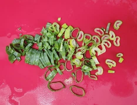 대파 1대를 송송 썰어 준비합니다.