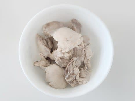 닭을 30분 정도 삶은 후, 닭고기를 건져냅니다.