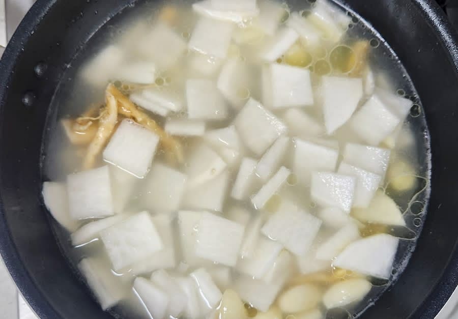 국물에 썰어놓은 무를 넣고, 무가 익을 때까지 끓입니다. 이때 물이 졸아들면 보충해줍니다.