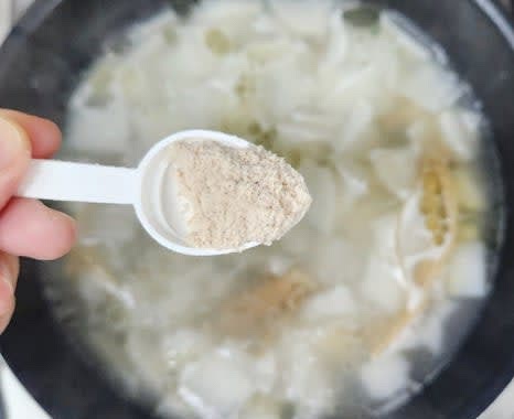 무가 익으면 치킨스톡 1 큰술과 썰어놓은 대파를 넣습니다.