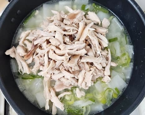 황기를 건져내고, 건져둔 닭고기를 먹기 좋은 크기로 찢어 국물에 다시 넣습니다.