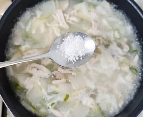 간을 보고, 소금 1/3 큰술을 추가한 후 한 번 더 끓입니다. 마지막으로 후춧가루를 약간 뿌려 마무리합니다.