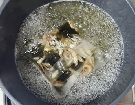 냄비에 물 500ml와 육수팩 1개를 넣고 센 불에서 끓입니다. 물이 끓기 시작하면 불을 중약불로 줄이고 약 10분간 육수를 우려냅니다.