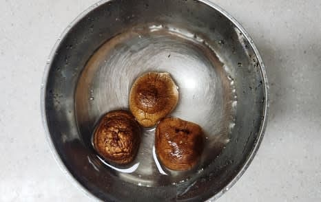 건표고버섯 3개를 물에 10분 정도 담가 불립니다.