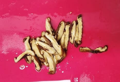 불린 표고버섯의 단단한 심지를 제거하고 얇게 편 썰어줍니다.