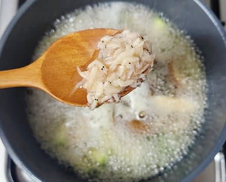 새우젓 1/2 큰술과 다진 마늘 1/2 큰술을 넣고, 애호박이 익을 때까지 끓입니다.