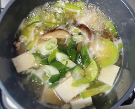 애호박이 익으면 두부와 대파 한 줌을 넣고 살짝 더 끓여 마무리합니다.