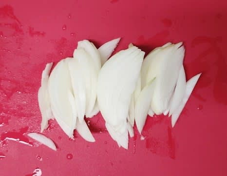 양파 1개를 잘게 채 썰어 준비합니다.