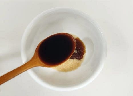 그릇에 진간장 4 큰술, 설탕 2 큰술, 요리술 1.5 큰술, 다진 마늘 0.5 큰술, 생강가루 한 꼬집, 물 100ml를 넣고 잘 섞어 소스를 만듭니다.