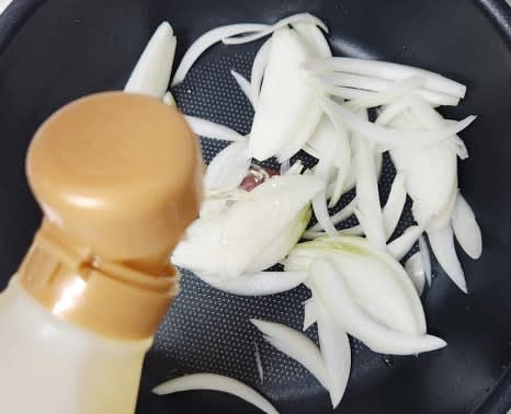 팬에 식용유 약간을 두르고, 썰어놓은 양파를 센 불에서 살짝 볶아줍니다.