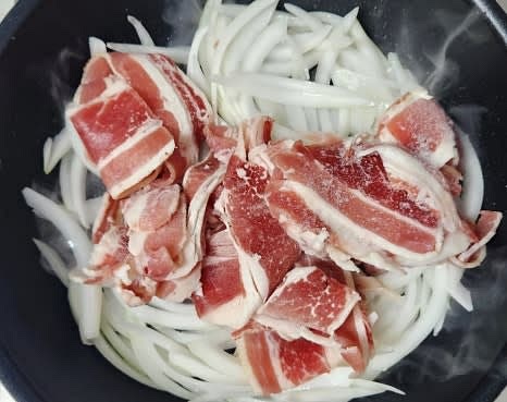 우삼겹 200g을 팬에 넣고 센 불에서 완전히 익을 때까지 볶아줍니다.