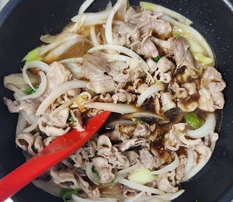 우삼겹이 익으면 준비한 소스를 부어 보글보글 끓여줍니다.