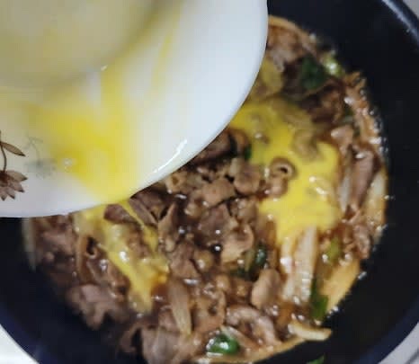 계란 1개를 풀어 소스에 부은 후, 저어주지 말고 그대로 익혀줍니다.