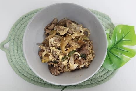 큰 그릇에 밥 1공기를 담고, 그 위에 우삼겹과 소스를 듬뿍 올려줍니다.