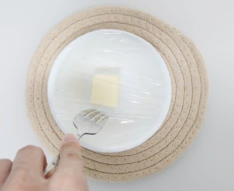 버터 30g을 전자레인지 사용 가능한 그릇에 담고 랩을 씌운 후, 포크로 구멍을 몇 개 내어줍니다. 전자레인지에서 10~15초씩 나누어 돌려가며 완전히 녹여줍니다.