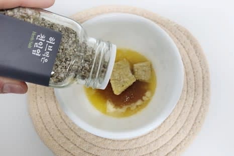 녹인 버터에 설탕 2 큰술, 다진 마늘 1 큰술, 허브솔트 한 꼬집을 넣고 잘 섞어 마늘 소스를 만듭니다.