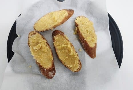 준비한 마늘 소스를 바게트빵 위에 골고루 발라줍니다.