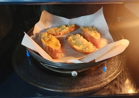 에어프라이어를 180도로 예열한 후, 바게트빵을 넣고 10분간 구워줍니다.