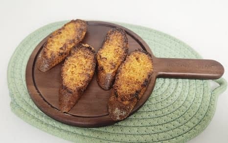 바삭하게 구워진 마늘빵을 꺼내어 따뜻할 때 즐깁니다.