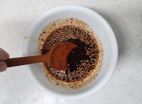 그릇에 설탕 0.5 큰술, 고춧가루 1 큰술, 진간장 4 큰술, 다진 마늘 1 작은술, 깨소금 1 큰술, 물 4 큰술을 넣고 잘 섞어 양념장을 만듭니다.