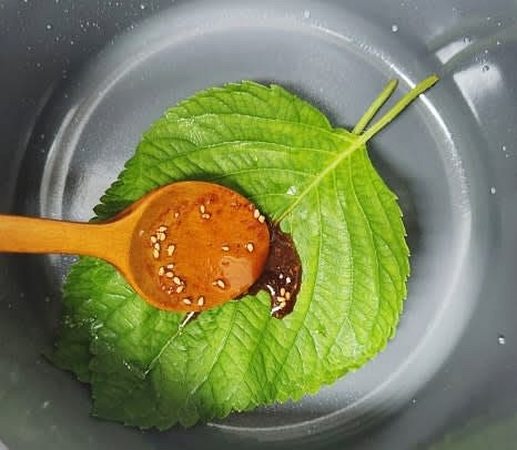 냄비에 깻잎 2장씩 겹쳐 올리고, 각 층마다 양념장을 골고루 발라줍니다.