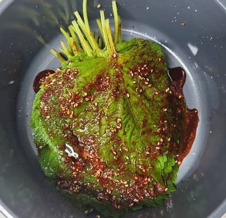 모든 깻잎을 층층이 쌓고 남은 양념장을 위에 부어줍니다.