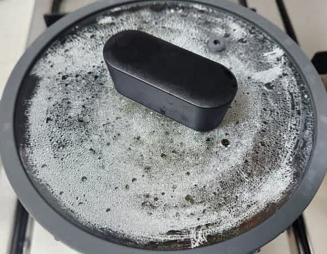 냄비 뚜껑을 닫고 약불에서 김이 날 때까지 찝니다. 김이 나면 바로 불을 끄고, 냄비가 식을 때까지 그대로 둡니다.