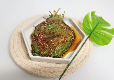 식은 후, 완성된 간장 깻잎찜을 반찬으로 제공합니다.