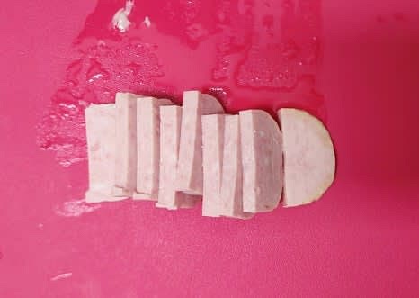 스팸 100g을 부대찌개에 들어가는 직사각형 모양으로 썰어줍니다.