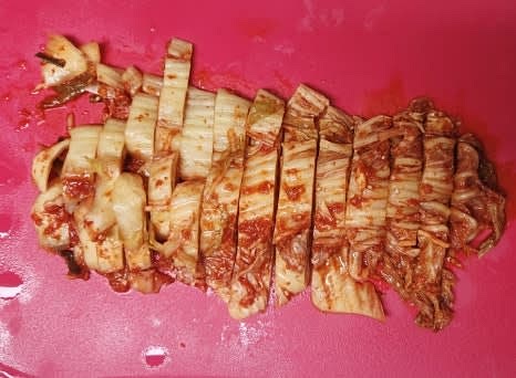 신김치 1/3포기를 먹기 좋은 크기로 잘게 썰어줍니다.