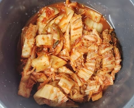 냄비에 김치국물 1 국자와 썰어놓은 김치를 넣어줍니다.
