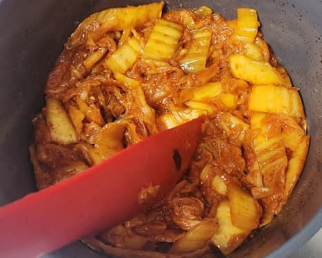 식용유 2~3 큰술을 넣고 김치가 푹 익을 때까지 볶아줍니다.