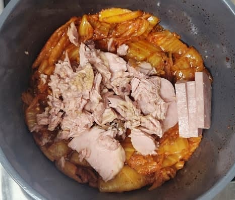 김치가 다 볶아지면 썰어놓은 스팸과 참치캔 1개를 모두 넣어줍니다.