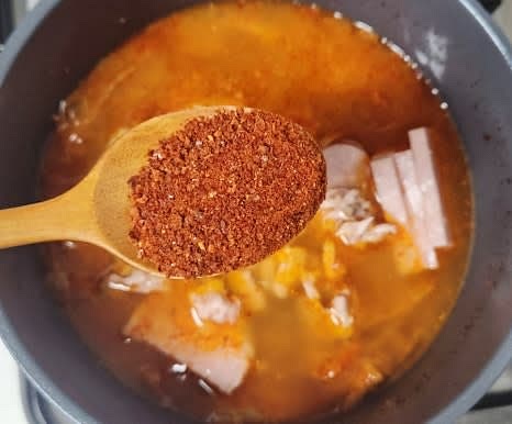 고춧가루 1 큰술을 추가하고 센 불에서 계속 끓여줍니다.