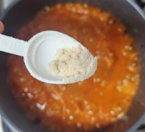 치킨스톡 1/3 큰술을 넣어 감칠맛을 더해줍니다.