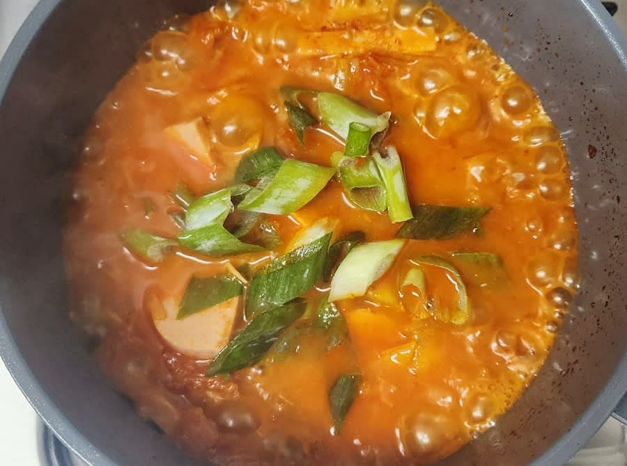 찌개가 충분히 끓으면 어슷썰기한 대파 1 줌을 넣고 살짝 더 끓여줍니다.