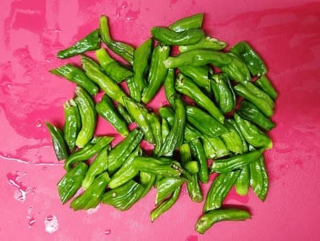 꽈리고추 90g을 깨끗이 씻은 후, 꼭지를 제거하고 어슷하게 2~3등분으로 썰어줍니다.