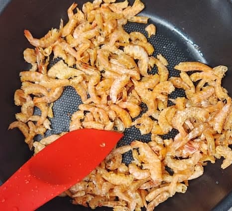 건새우 80g을 팬에 넣고 술 1 큰술을 뿌린 후, 센 불에서 살짝 볶아 잡내를 제거합니다.