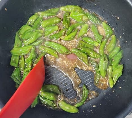 팬에 썰어놓은 꽈리고추를 넣고, 진간장 5 큰술, 굴소스 1 큰술, 식용유 1 큰술, 물 70ml를 부어줍니다.