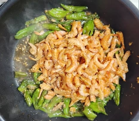 꽈리고추가 익으면 볶아둔 건새우를 넣고, 양념이 잘 배도록 한 번 더 볶아줍니다.