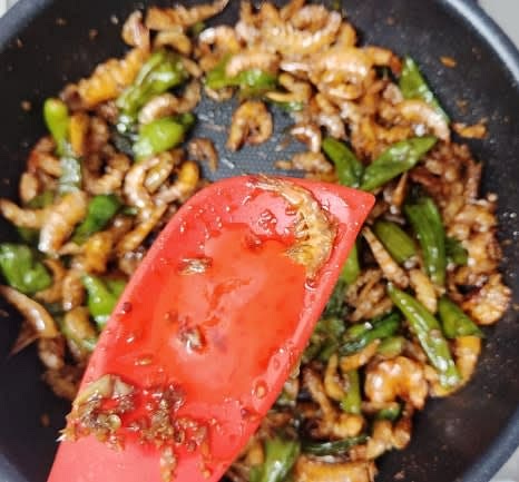 올리고당 4 큰술을 넣고, 재료에 골고루 섞이도록 살짝 볶아줍니다. (올리고당을 넣고 오래 볶으면 딱딱해질 수 있으니 주의하세요.)